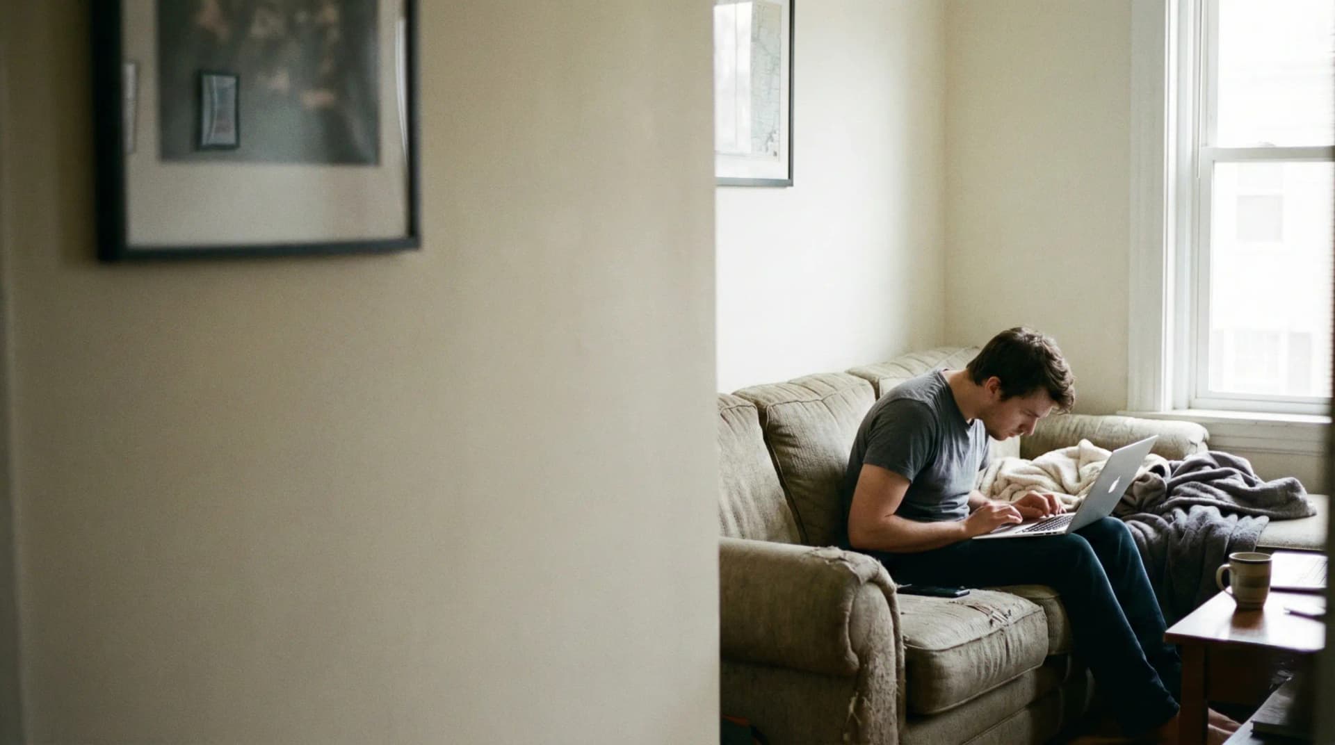 Télétravail : Comment éviter les 5 erreurs posturales qui ruinent votre dos