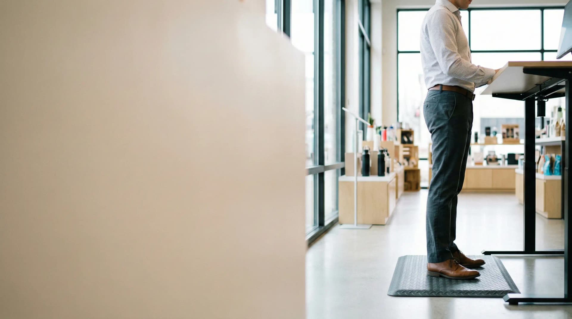 Station debout prolongée : Comment protéger votre dos au travail - Le Guide Complet